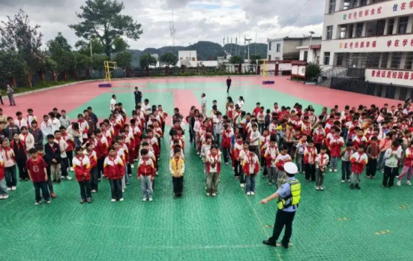 交通安全知识入脑入心有效提升师生交通安全意识与自我防护能力 交通安全知识入脑入心有效提升师生交通安全意识与自我防护能力