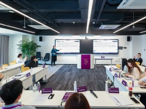 留下的含糊地带是为了激起学生自动追问AI将路铺得过于平整